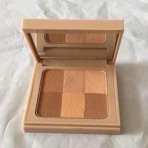 Bobbi Brown Finish Illuminating Powder - Color:Golden -